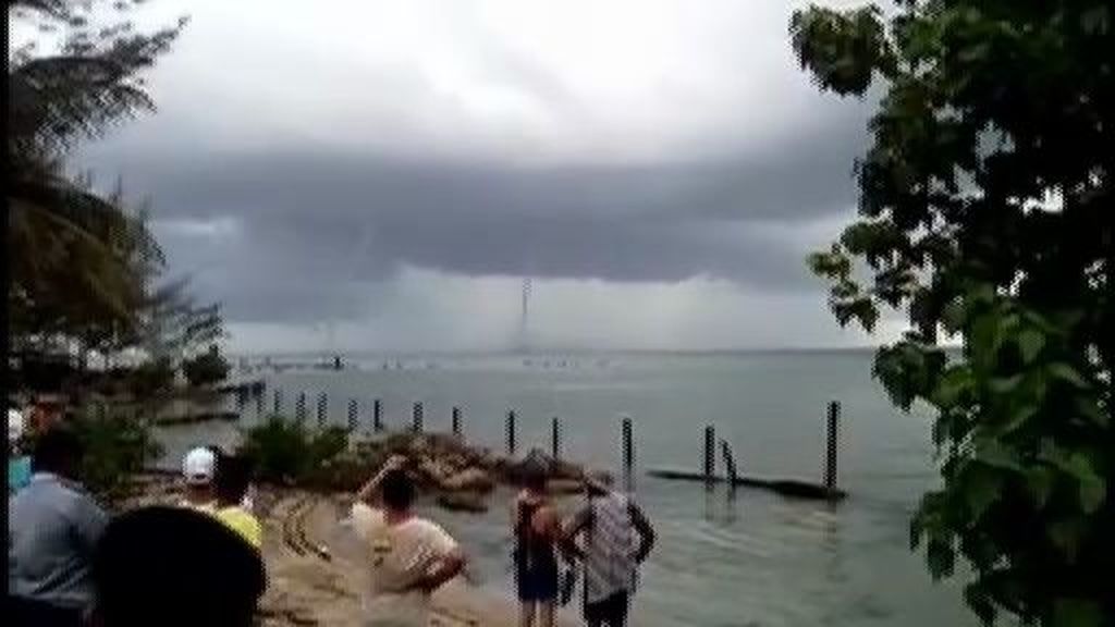 Varios tornados asolan un pueblo costero de Cuba