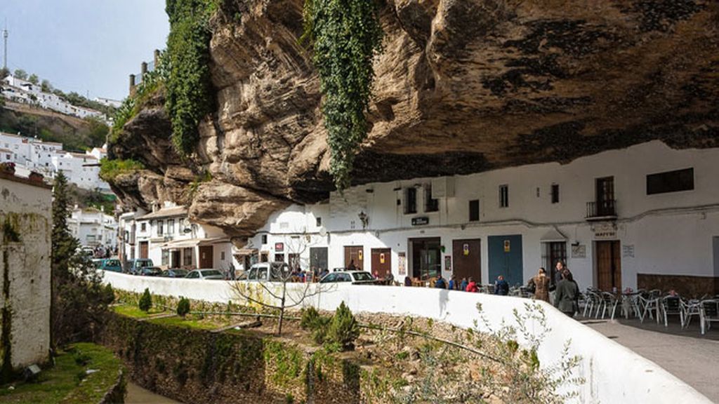Casas y pueblos construidos bajo las piedras