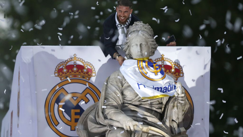 Sergio Ramos brinda la Copa de Europa a la diosa Cibeles