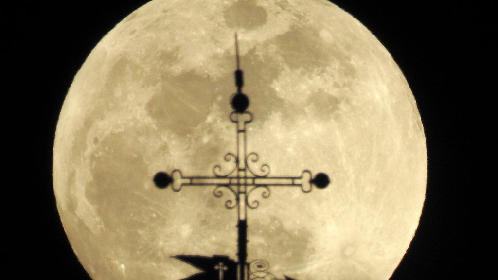 Las mejores imágenes de la luna llena atenuada por el eclipse lunar
