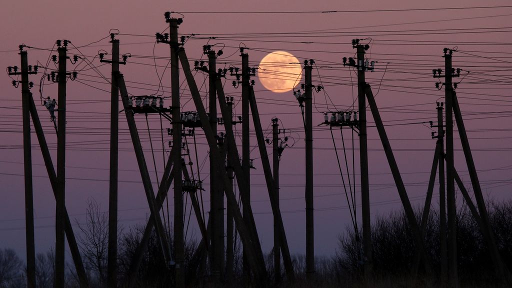 Luna llena sobre los tendidos eléctricos en Lituania