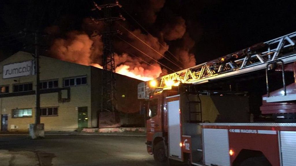 Un incendio destruye una nave industrial en un polígono de Getafe