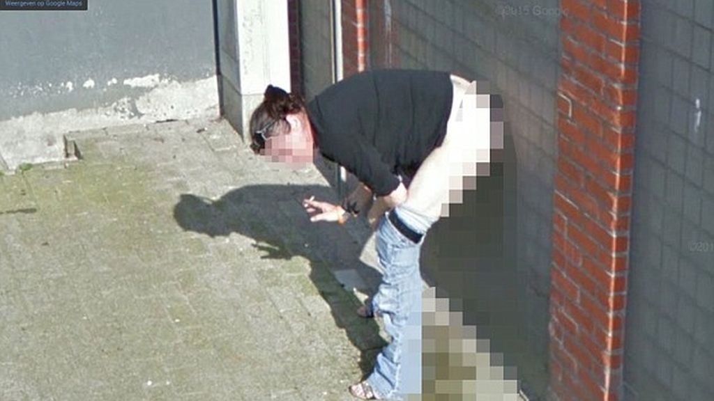 Mujer orinando en la calle