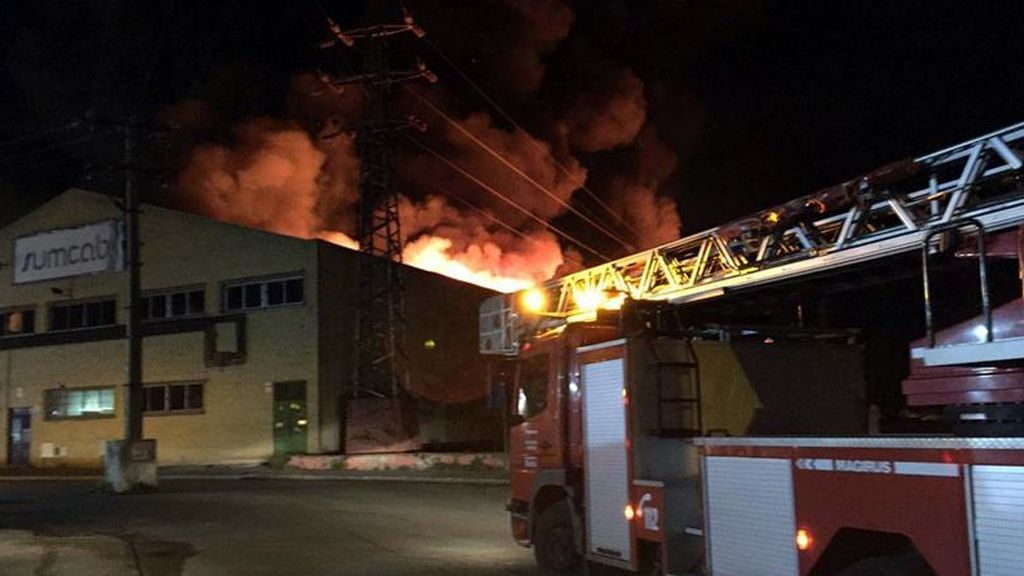 Un incendio destruye una nave industrial en un polígono de Getafe