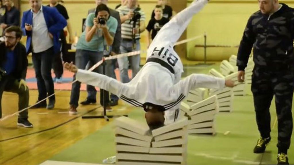 Récord a los 16 años: Romper 111 ladrillos con la cabeza en 30 segundos