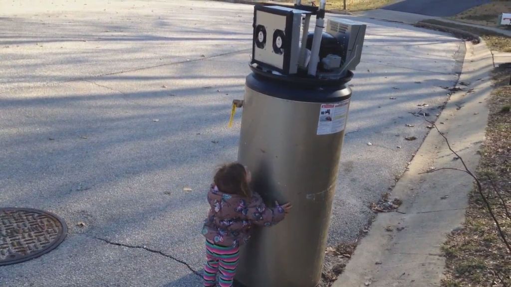 Adorable momento de una niña con un 'robot': "te quiero"
