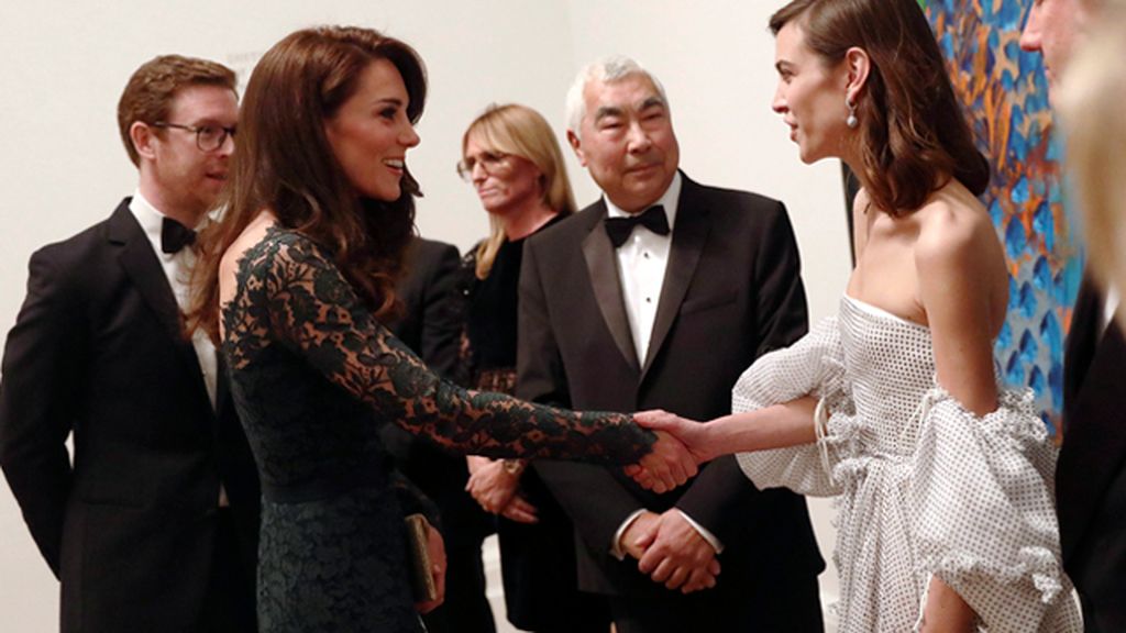 Portrait Gala 2017: verde, encaje y lazo, todos los detalles del 'look' de Kate Middleton
