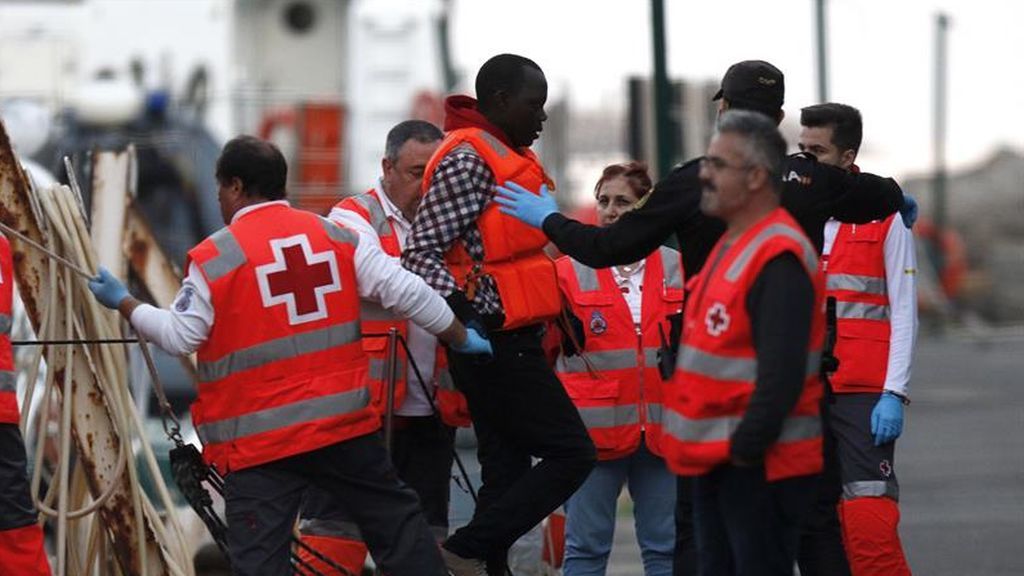 Rescatadas 33 personas de una patera en el mar de Alborán