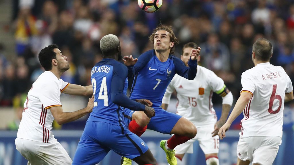 ¡Así arbitra el vídeo! Marca gol Griezmann y lo anulan casi un minuto después