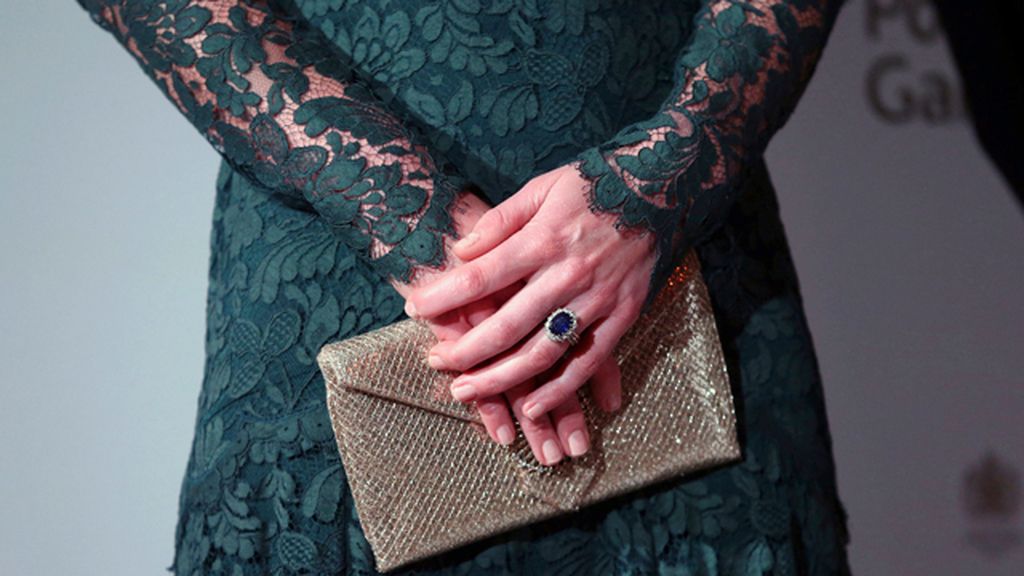 Como accesorio: un clutch dorado de Wilbur & Gussie