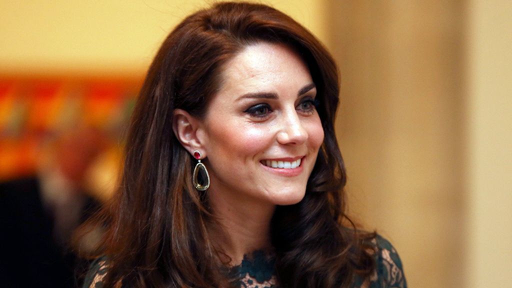 Las joyas, también a juego: pendientes de Kiki McDonough