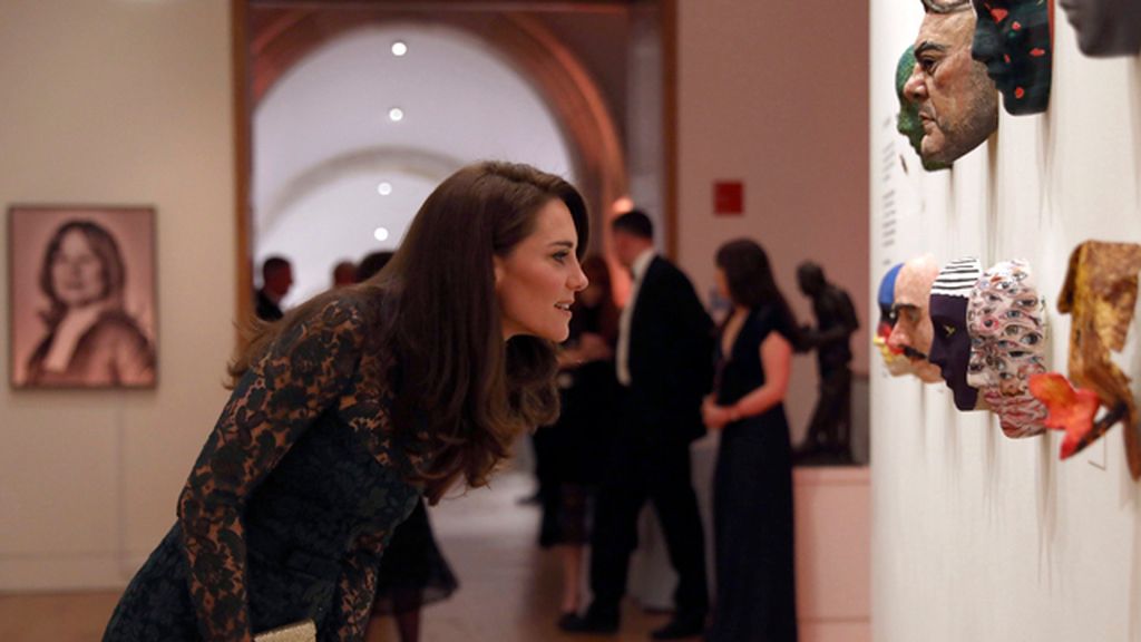 Visitó con atención la exposición de máscaras