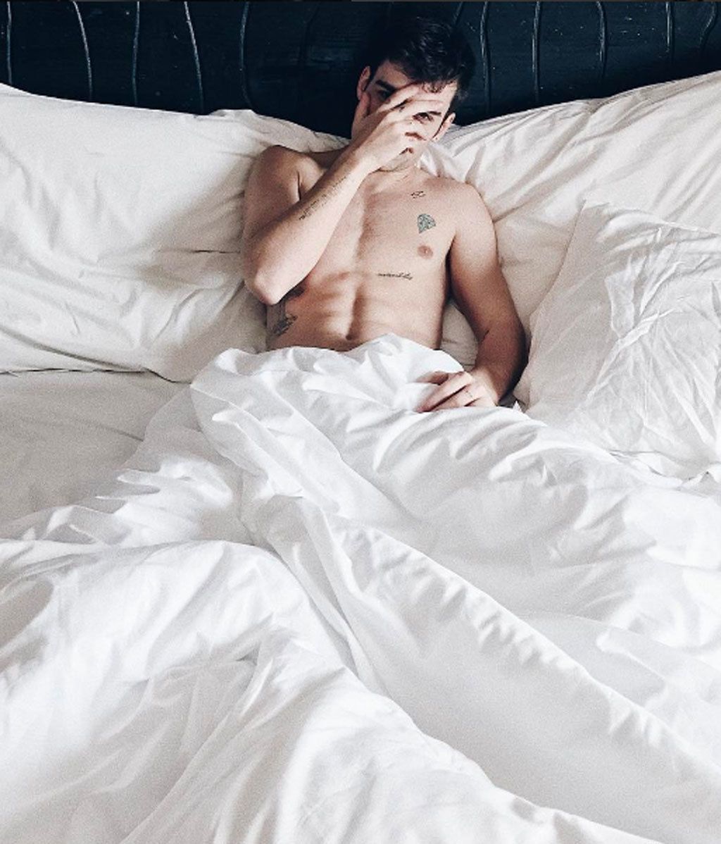 Un poco más vergonzoso, pero igual de sexy posa Álex Domenech