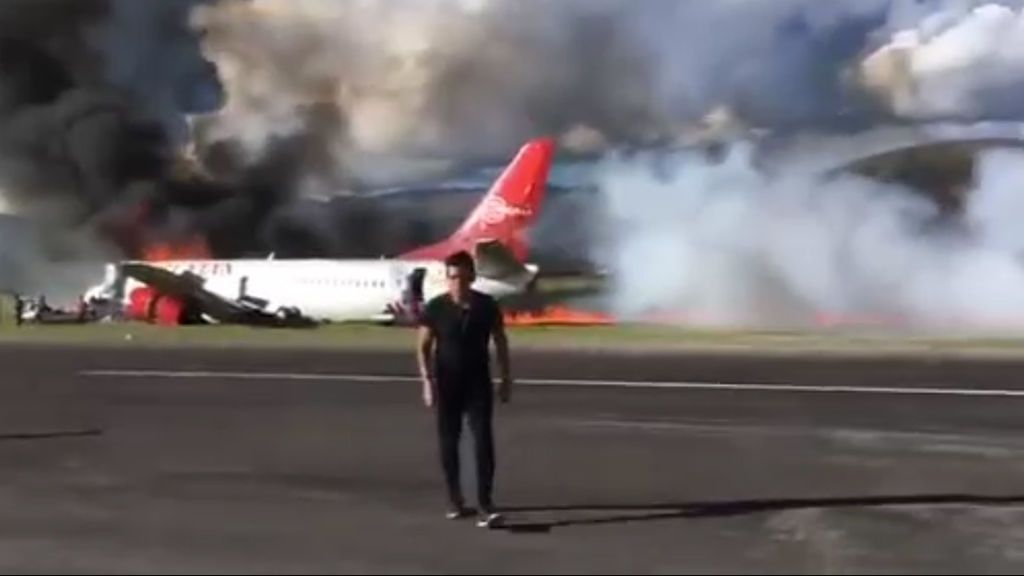 Cuando tienes que abandonar el avión en el que viajas… ¡a la carrera!