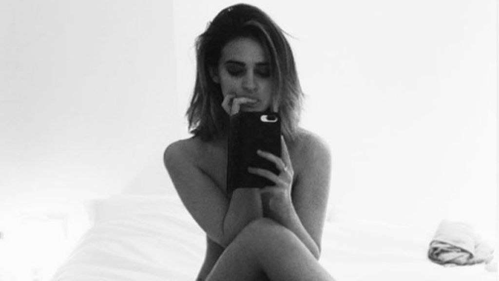 Laura Escanes y su posado sin ropa: 'solo piel' sobre la cama
