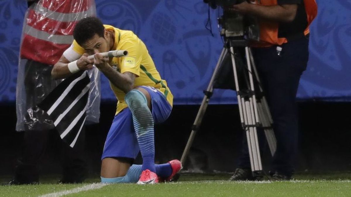 ¿Celebración o provocación? El gesto que hizo Neymar supuso la expulsión de Cavani hace tres años ¿Celebración o provocación? El gesto que hizo Neymar supuso la expulsión de Cavani hace tres años