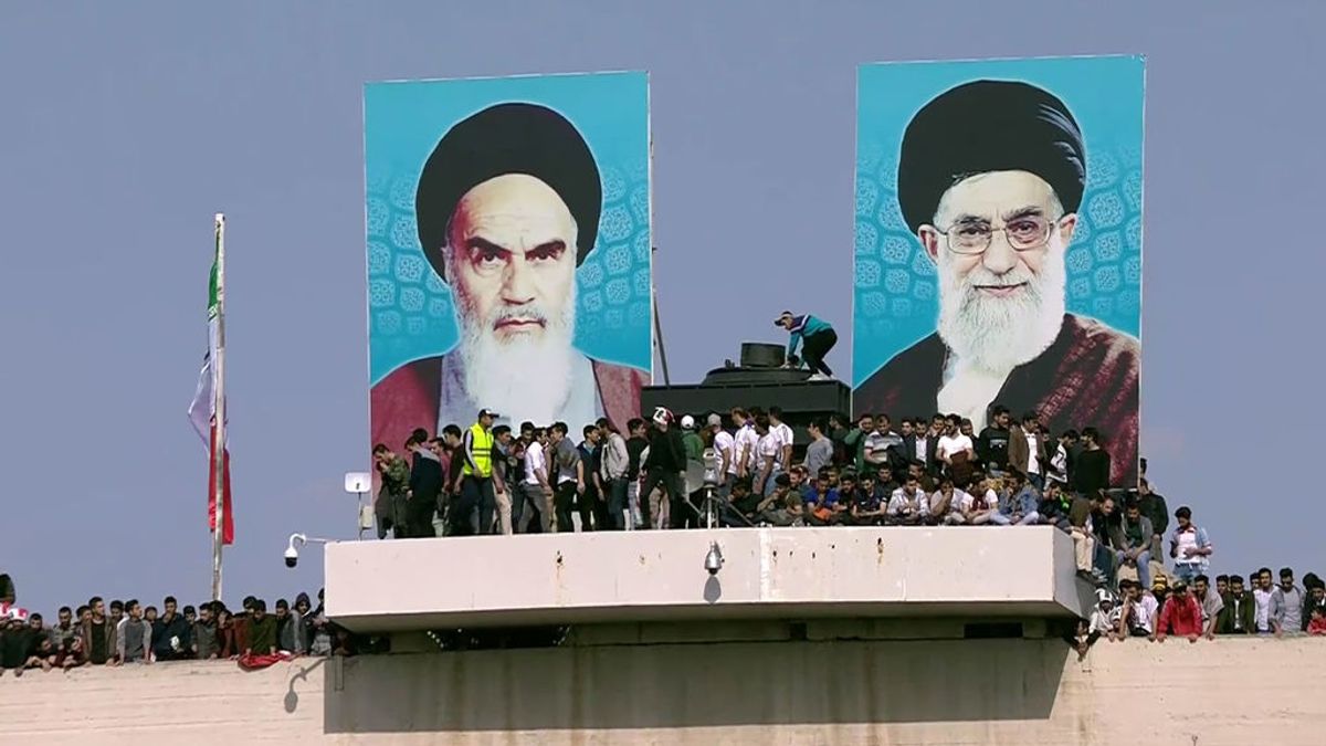 ¡Lleno suicida! Más de 100.000 personas se colgaron hasta de los focos para ver el Irán-China ¡Lleno suicida! Más de 100.000 personas se colgaron hasta de los focos para ver el Irán-China
