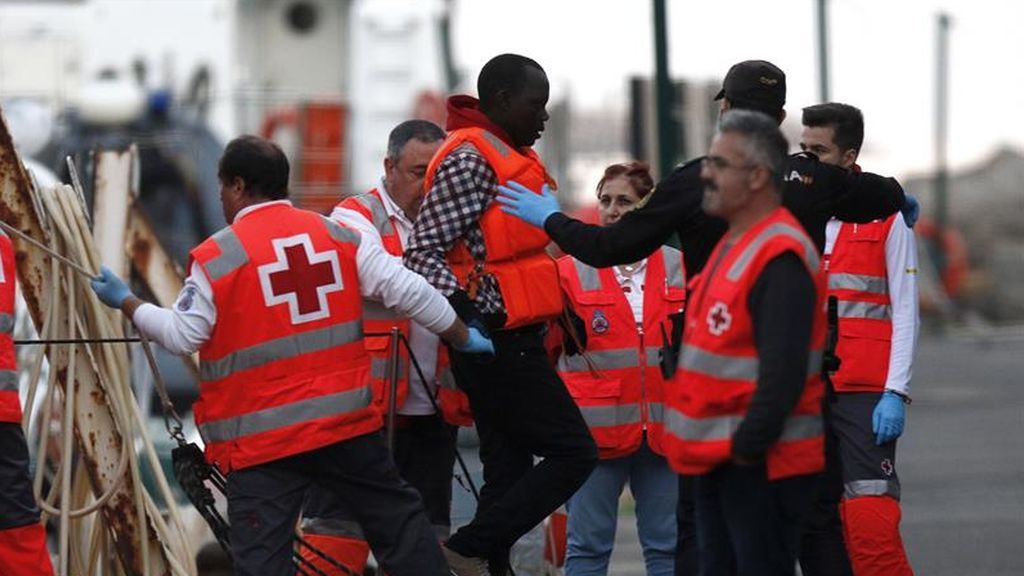 Rescatadas 33 personas de una patera en el mar de Alborán