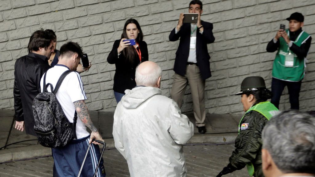 "¡Cuidado con el bebé!" Un padre pasa un momento de tensión al fotografiarse con Messi "¡Cuidado con el bebé!" Un padre pasa un momento de tensión al fotografiarse con Messi