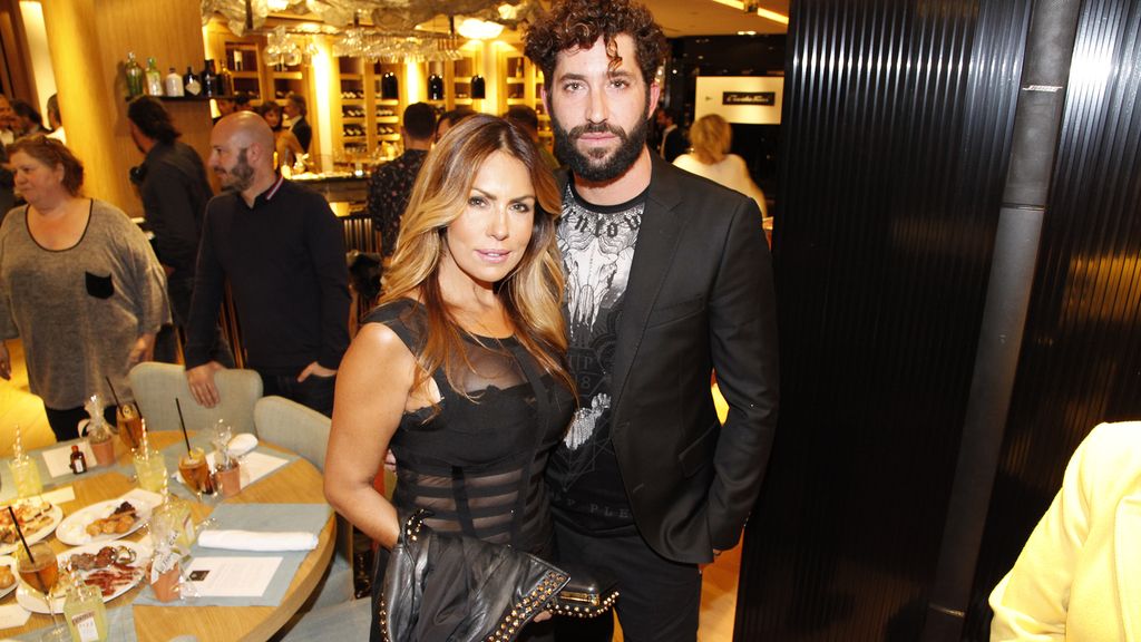 Jacqueline de la Vega llegando al desfile con su acompañante