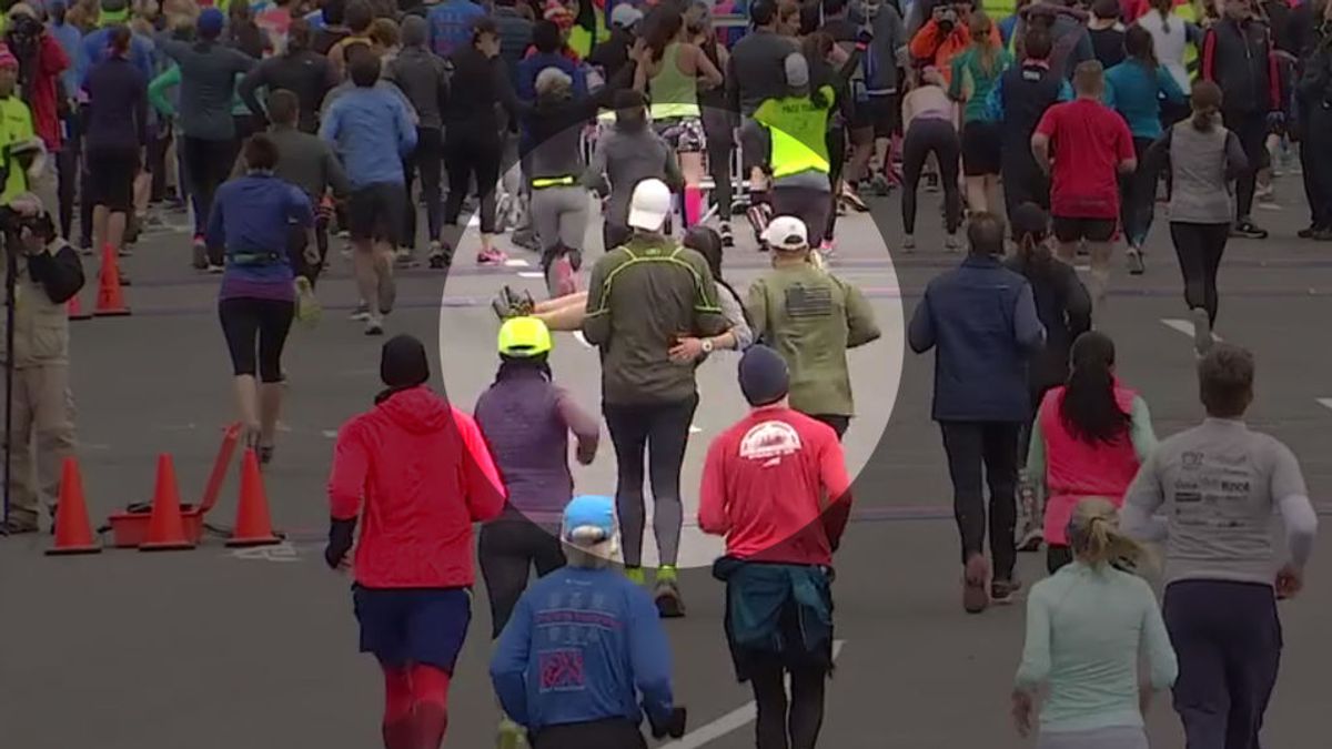 ¡Cae a 100 metros de la meta y dos ‘runners’ la llevan en brazos! El gesto emociona a 30 millones de personas ¡Cae a 100 metros de la meta y dos ‘runners’ la llevan en brazos! El gesto emociona a 30 millones de personas