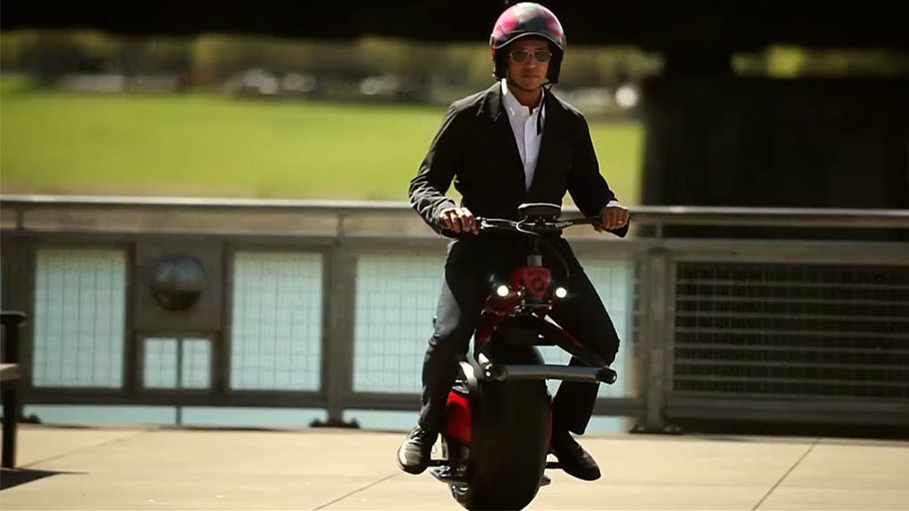 Ryno, el coche eléctrico, con una rueda y que se conduce como una moto