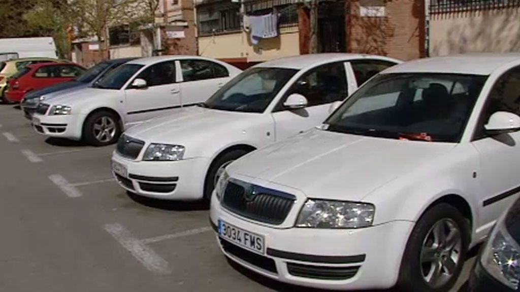 Reparación y venta ilegal de taxis antiguos en un barrio de Madrid
