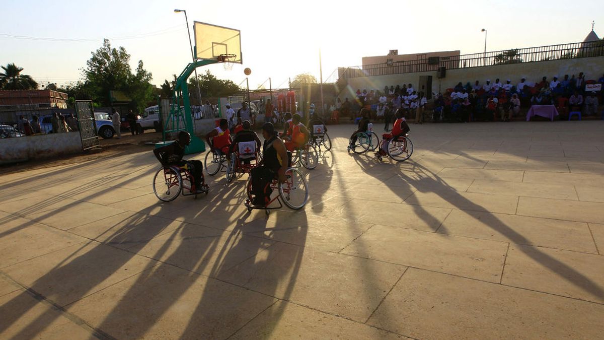 ¡Se fabrican sillas de ruedas con cajas y triciclos para que un niño con discapciadad pueda jugar con ellos!