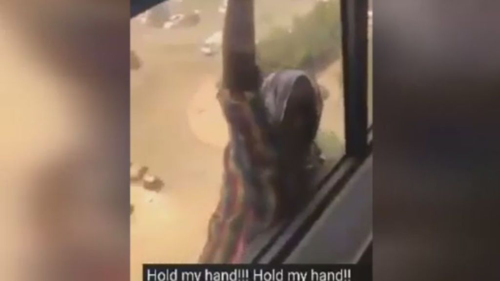 Una empleada doméstica cae desde una ventana mientras su jefa graba sin ayudarla
