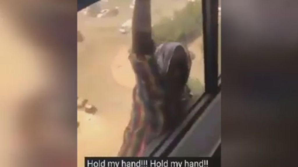 Una empleada doméstica cae desde una ventana mientras su jefa graba sin ayudarla
