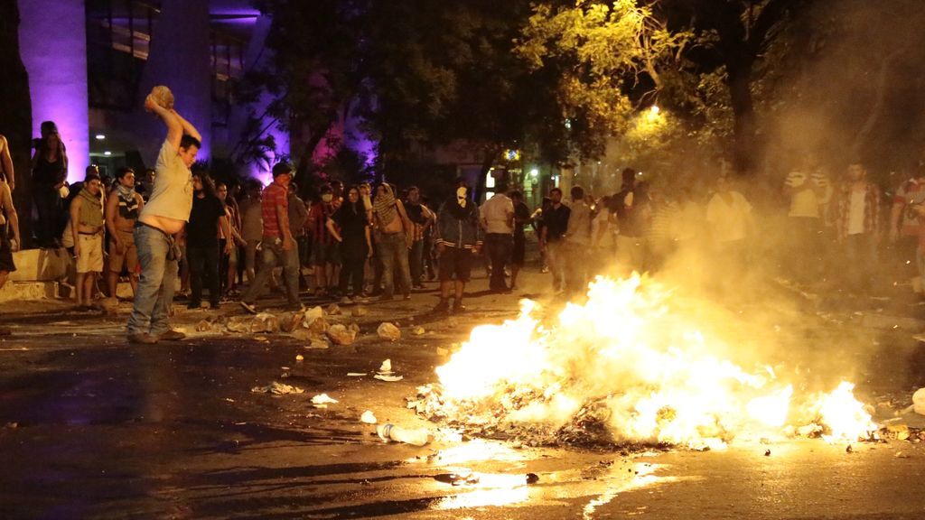 Un grupo de manifestantes prende fuego al Congreso de Paraguay