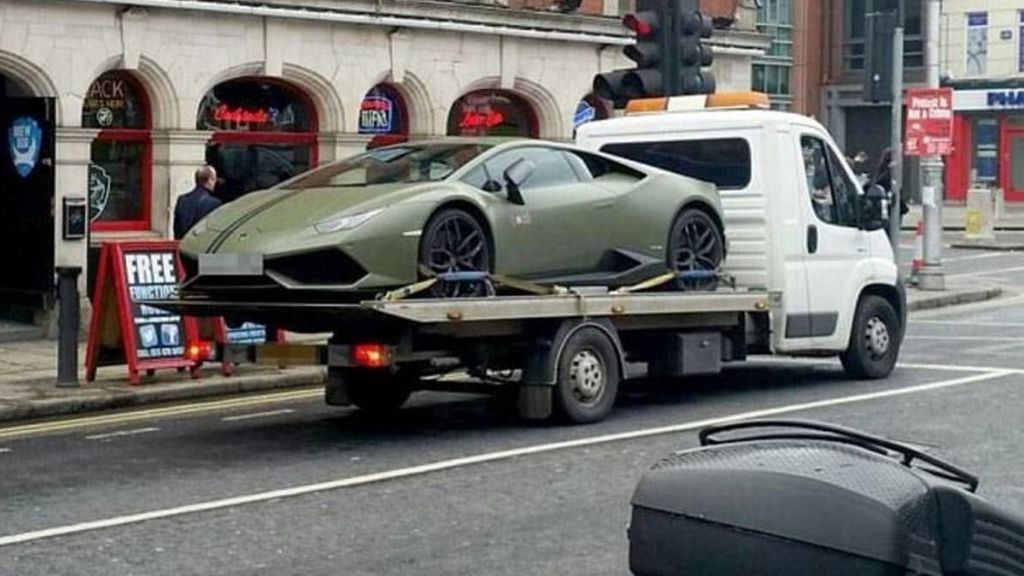 La grúa se lleva el Lamborghini mal estacionado de una estrella de la UFC