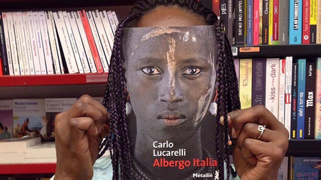 Clientes y portadas: original ‘bookface’ de una librería francesa