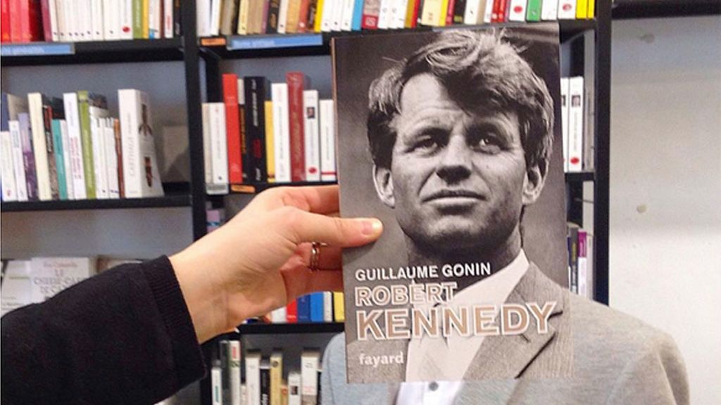 Clientes y portadas: original ‘bookface’ de una librería francesa