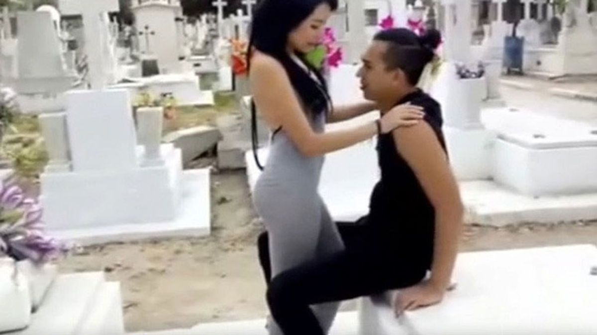 Se convierte en viral por difundir un vídeo porno grabado en un cementerio  en México