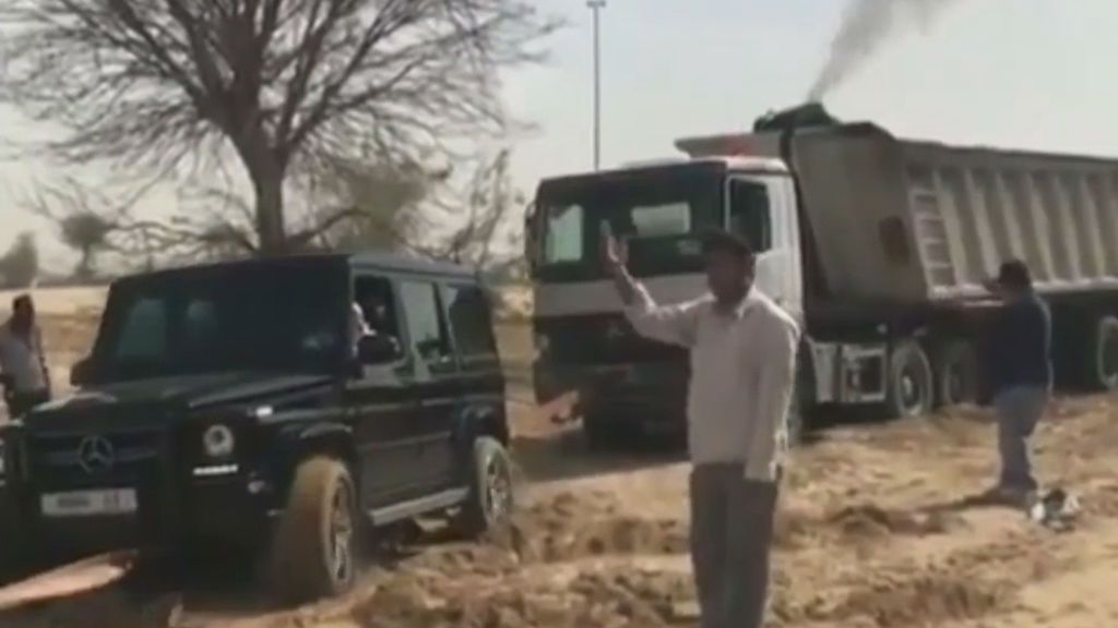 El príncipe de Dubái remolca con su coche a un camión en el desierto