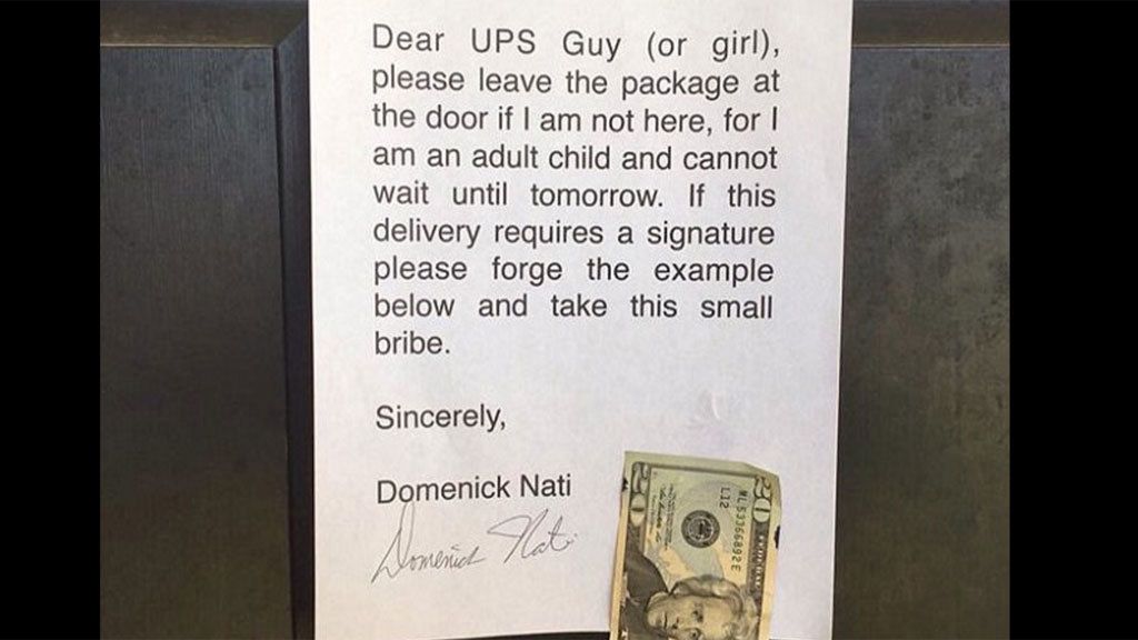 Diez mensajes para el repartidor con los que te partirás de risa