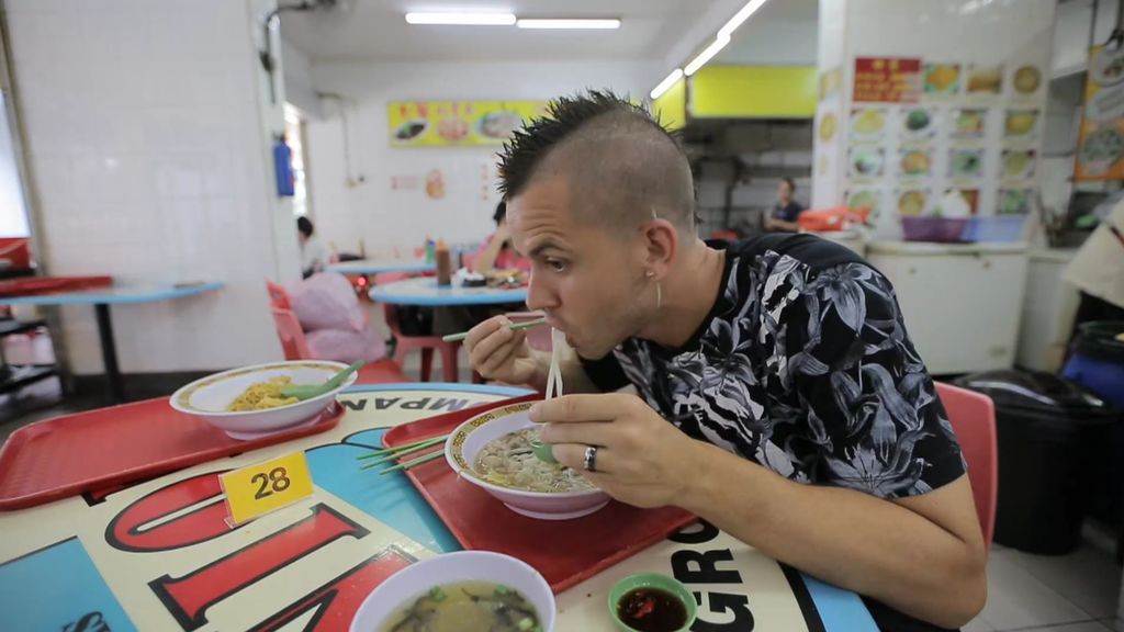 El Xef Dabiz Muñoz te enseña la técnica para comer una sopa con tallarines