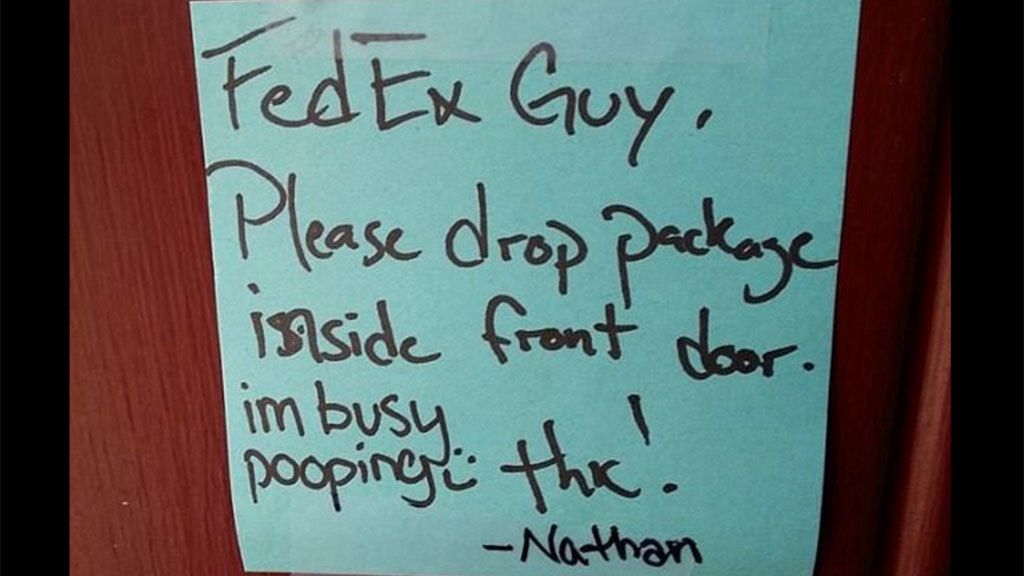 Diez mensajes para el repartidor con los que te partirás de risa