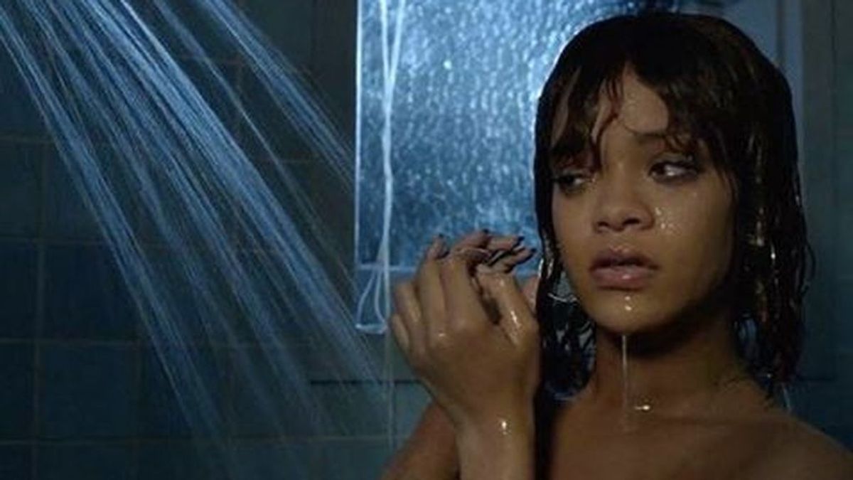 Rihanna recrea la famosa escena de la ducha de 'Psicosis'