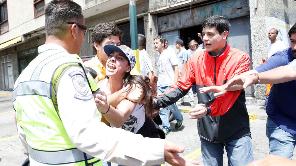 Cientos de manifestantes anti Maduro se enfrentan con la policía en Caracas