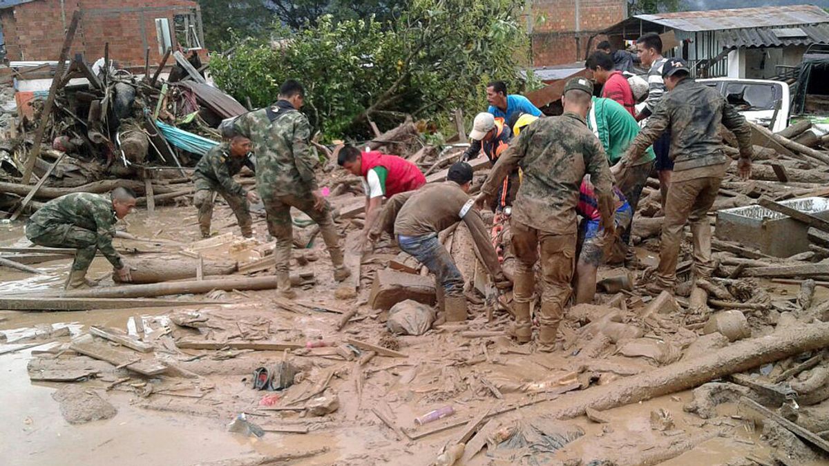 Integrantes del Ejército de Colombia ayudando pobladores luego de los estragos ocasionados por una avalancha