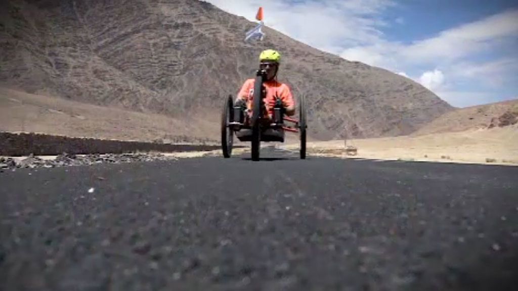 El hombre sin límites:  Juan Maggi, que sufre polio, logra subir al Himalaya en bicicleta