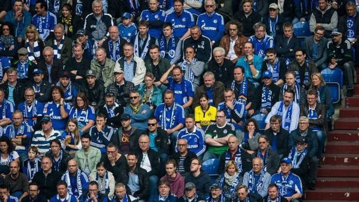 Bartra pide ayuda para conocer a la 'valiente' del Dortmund en las gradas del Schalke Bartra pide ayuda para conocer a la 'valiente' del Dortmund en las gradas del Schalke
