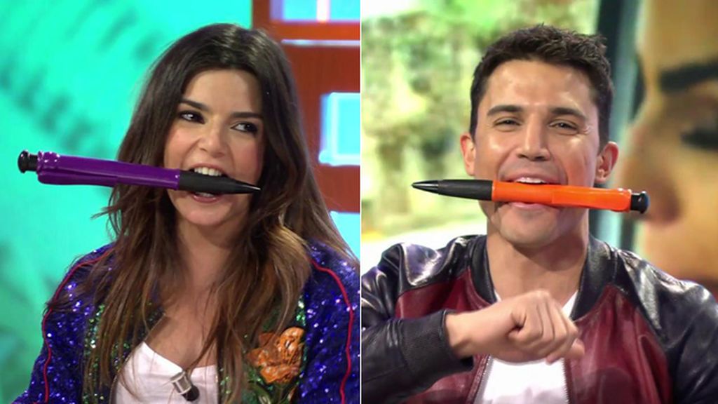 Clara Lago contra Álex González: guerra de pronunciación con bolígrafos gigantes