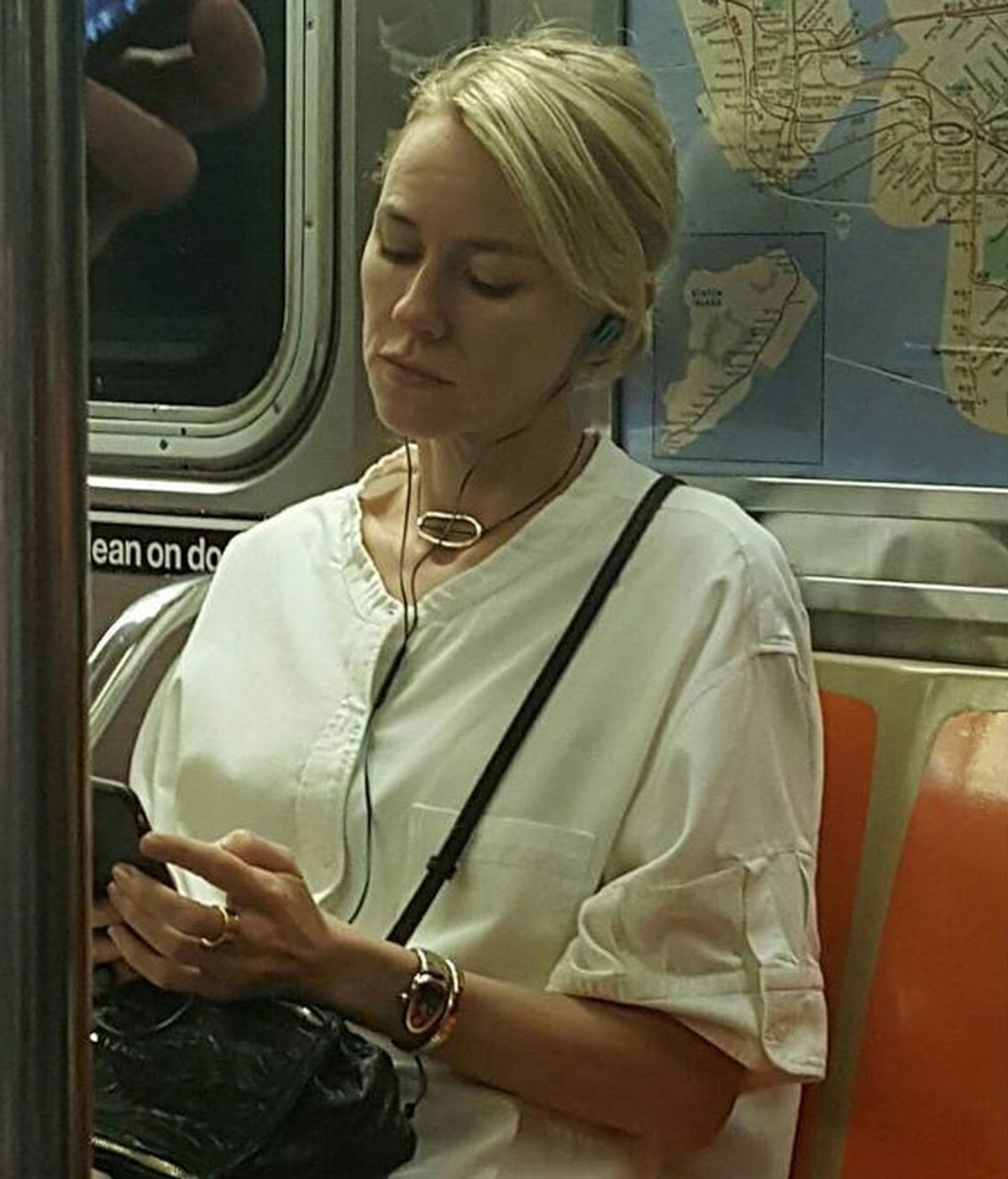 Naomi Watts: la peculiar "venganza" de la actriz tras ser fotografiada en el metro de Nueva York