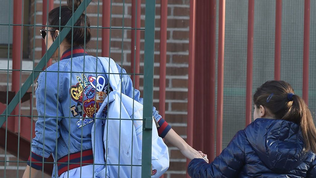 Tras la ruptura, Paula Echevarría lleva al colegio a Daniella y dedica una sonrisa a la prensa