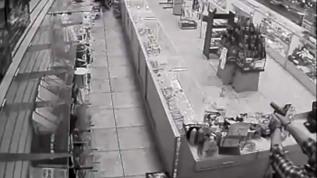 Juzgan al empleado de una tienda de tabaco por matar a tiros a un niño de 13 años que intentó robarle