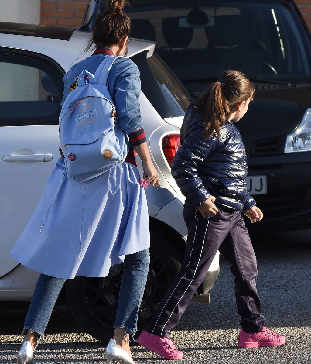 Paula Echevarría lleva al colegio a Daniella y hasta sonríe a la prensa el día después de la ruptura con Bustamante