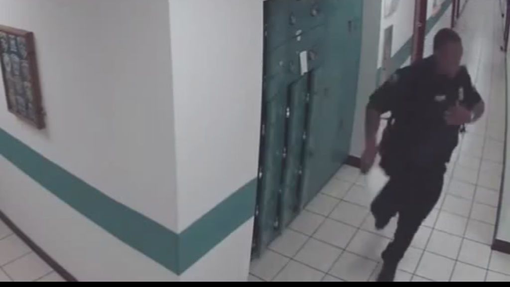 Un policía huye tras encontrarse una rata en el metro
